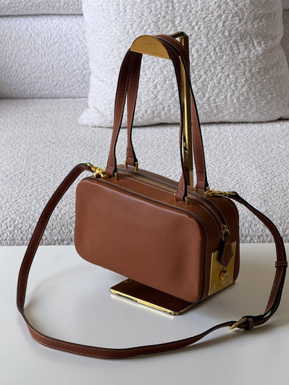 Hermes Faobourg 24cm💕master quality😍

with box❤️
🎁🎁🎁

680 dhs🪙🖤🇦🇪

Zain52
♥️♥️♥️