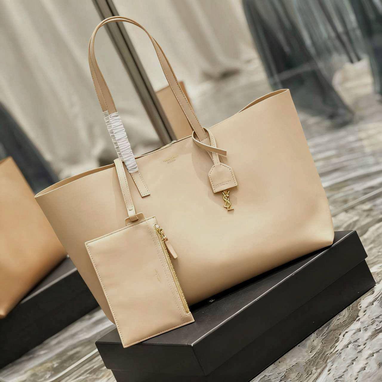 YSL 
COPY ONE NEW CAME 
260 dhs🪙
leather 

Zain39
♥️♥️♥️