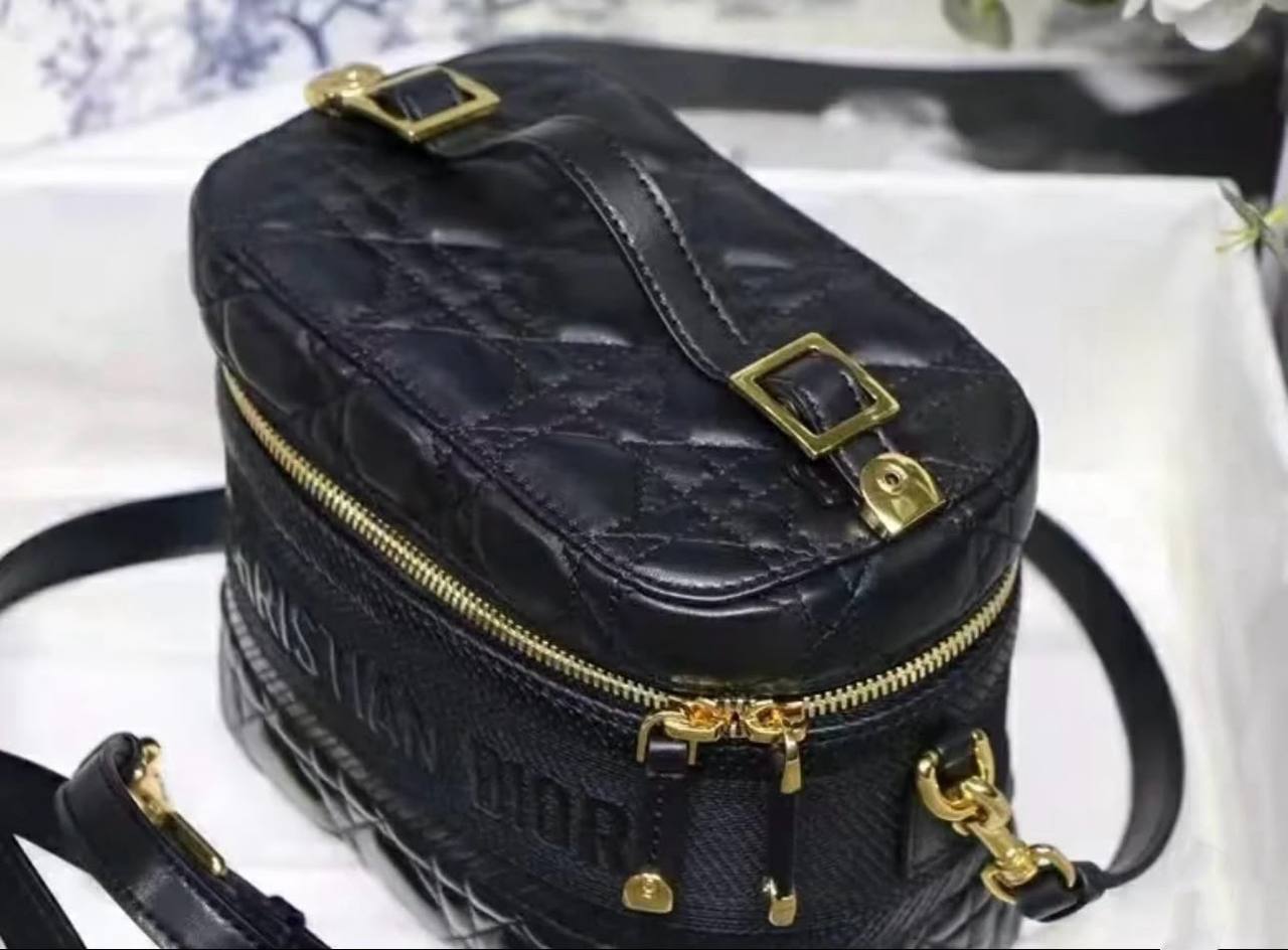 DIOR 
HIGH QUALITY 
WITH BOX 
150 dhs✅

Zain39
♥️♥️♥️