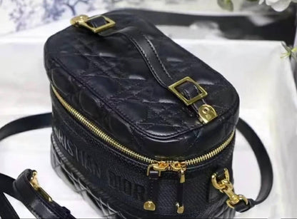 DIOR 
HIGH QUALITY 
WITH BOX 
150 dhs✅

Zain39
♥️♥️♥️