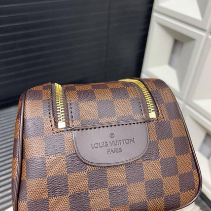 LOUIS VUITTON 
FOR MAN 
HAND BAG 
GOOD QUALITY 
WITH BOX 

80 dhs🇦🇪🇦🇪

Zain17
♥️♥️♥️