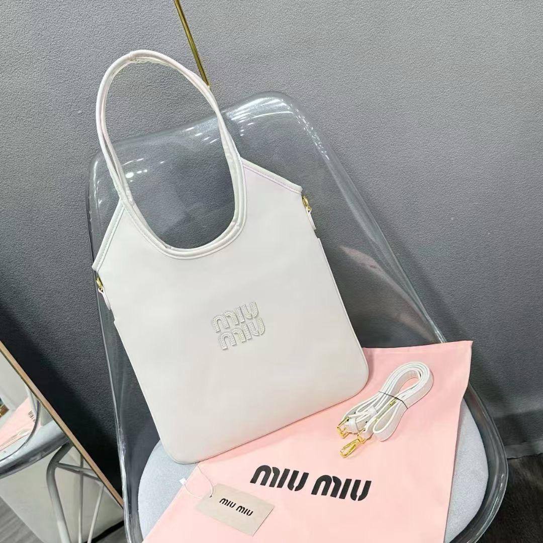 MIU MIU

40*35 cm

90 dhs🇦🇪🇦🇪

Zain17
♥️♥️♥️