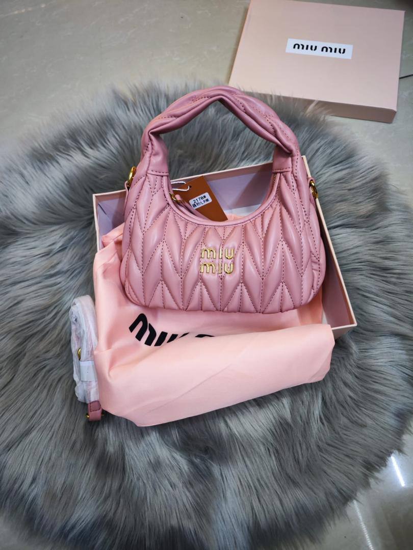 Miu Miu
90 dhs✅

with box。
🎁🎁🎁

22cm

Zain26
♥️♥️♥️