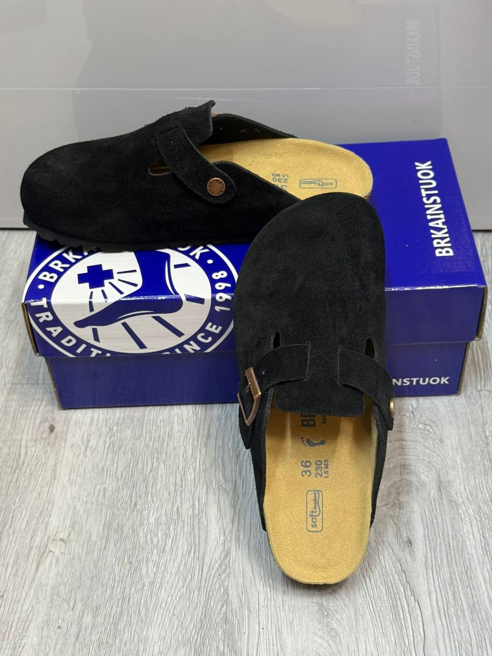 BRKAINSTUOK
LEATHER SLIPPER 
GOOD QUALITY 
*105 DHS*🪙🌨️
Size 36 to 41

Zain40
♥️♥️♥️