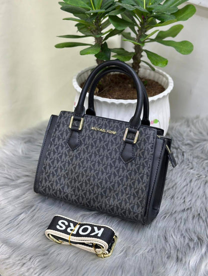MK
95 dhs❣️
size：23cm
Good quality

Zain35
♥️♥️♥️