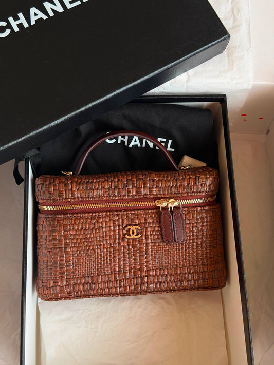 Chanel
𝐕𝐚𝐧𝐢𝐭𝐲 𝐁𝐚𝐠 𝐖𝐢𝐭𝐡 𝐂𝐡𝐚𝐢𝐧 
950 dhs✅

ETAG4
♥️♥️♥️