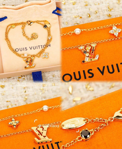 Louis Vuitton ❤️‍🔥
Necklace 💥
Bracelet 💥
Earring ❣️
Master quality 💯
With normal boxes 📦 
120 dhs🪙💕
With master box 🗃️ 
130 dhs🪙💕

Zain216
♥️♥️♥️