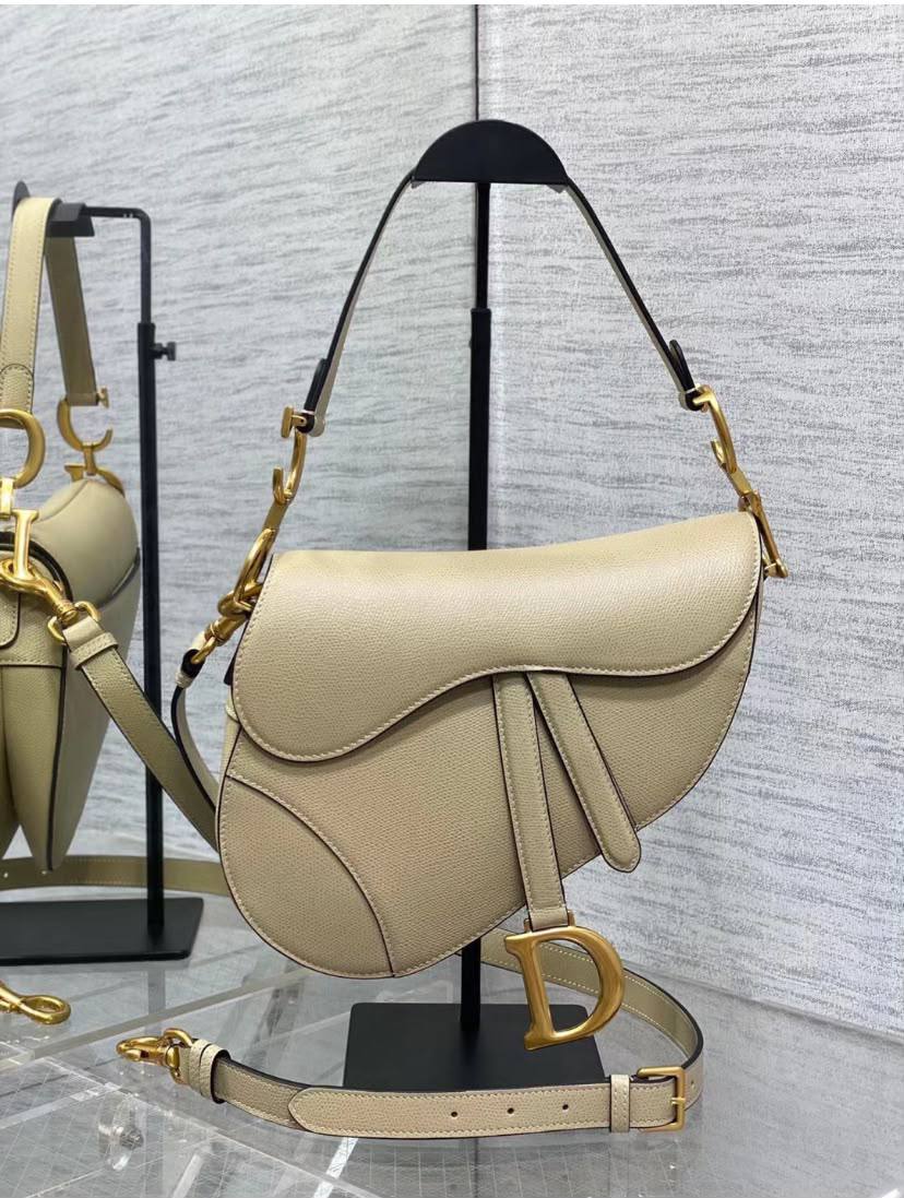 Dior
120 dhs🇦🇪🇦🇪
High-quality with box

Zain35
♥️♥️♥️