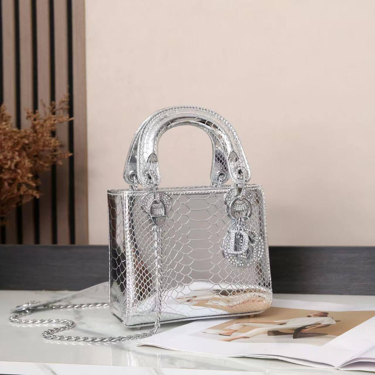 Dior
130 dhs💓
with box

Zain143
♥️♥️♥️