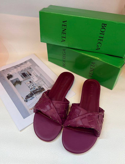 Slippers
Size 36-41
65 dhs✅

Zain236
♥️♥️♥️