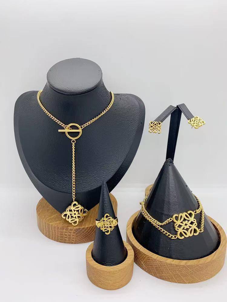 *Stainless steel SET 💯*
Necklace ❤️‍🩹
Earring 🍁
Breslat ❣️
Ring 💍 free size
With normal boxes 📦 
And paper bag 🛍️
45 dhs🪙🌨️

Zain216
♥️♥️♥️