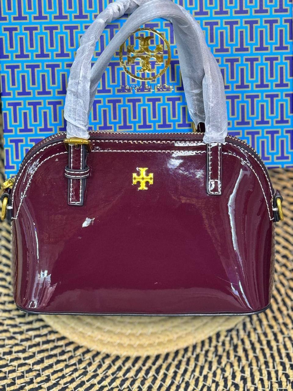 Tory Burch

Best quality

With box’s
🎁🎁🎁

95 dhs💓
size 19cm

Zain158
♥️♥️♥️