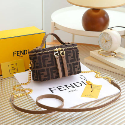 Fendi
95 dhs✅

with box🎁

size 16×8×11cm

Zain42
♥️♥️♥️