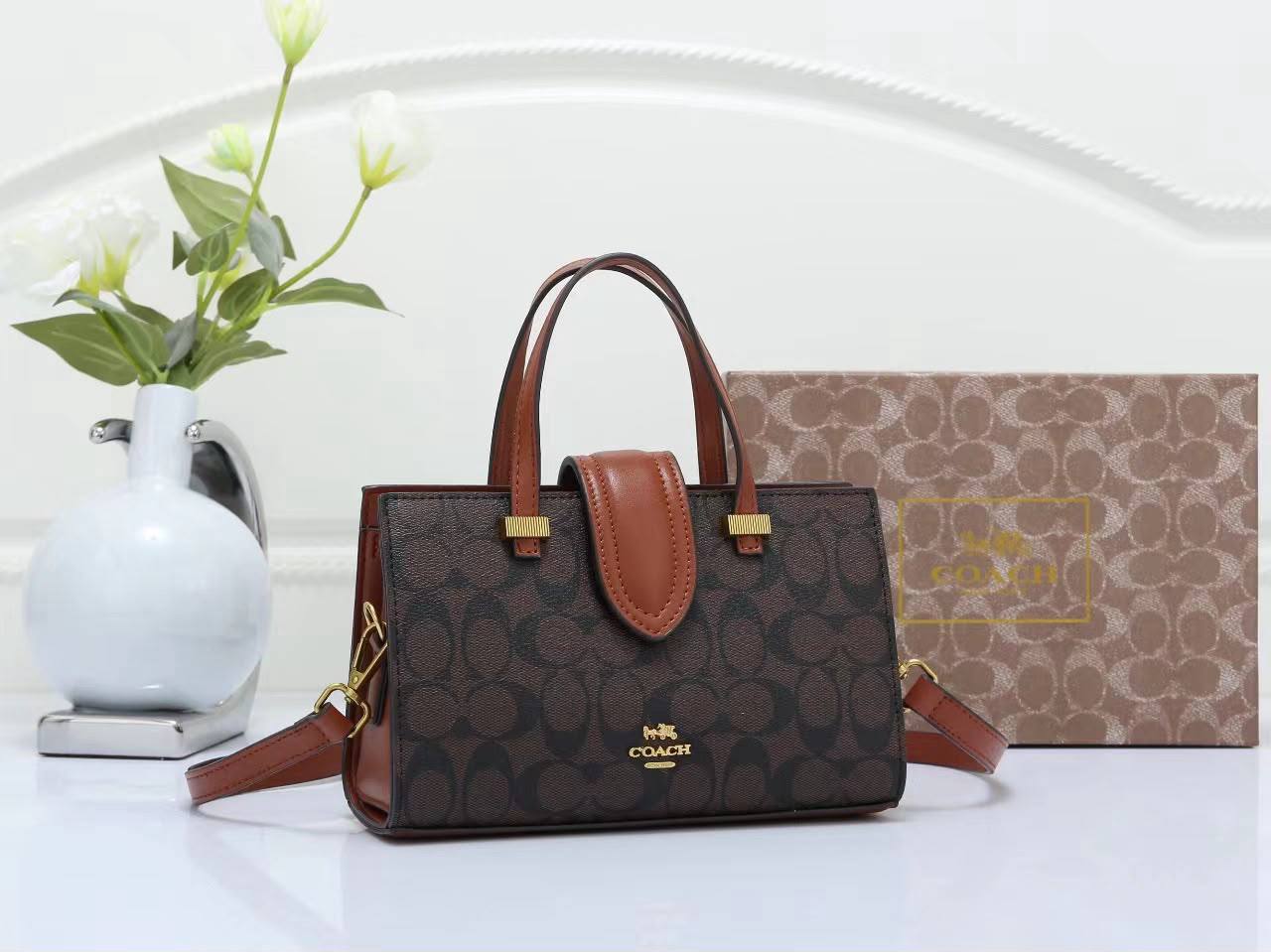 Coach
Good quality 
Size 23*cm
100 dhs🇦🇪🇦🇪
With box 📦🔥🔥

Zain70
♥️♥️♥️
