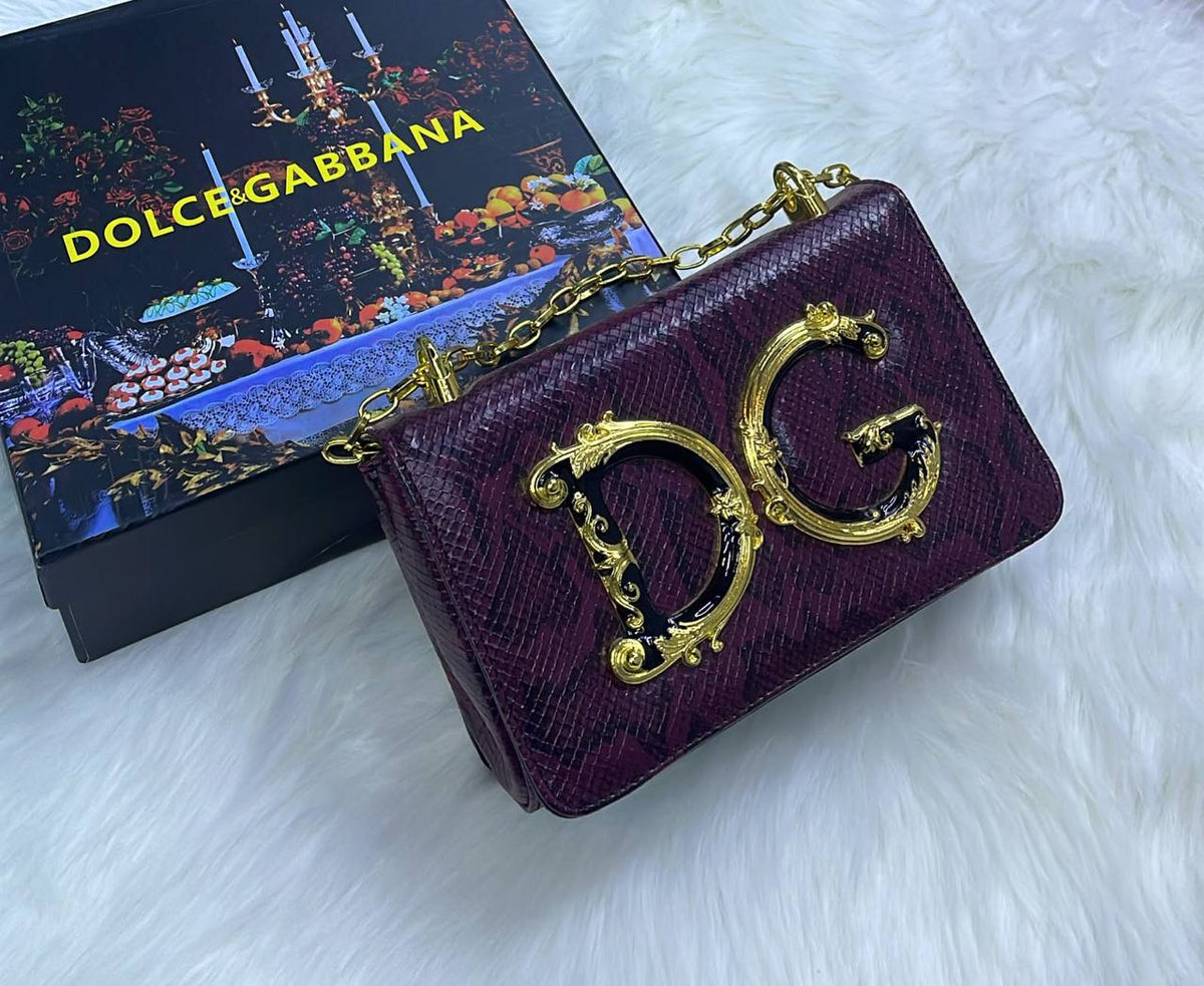 D&G

90 dhs
With box

Zain72
♥️♥️♥️