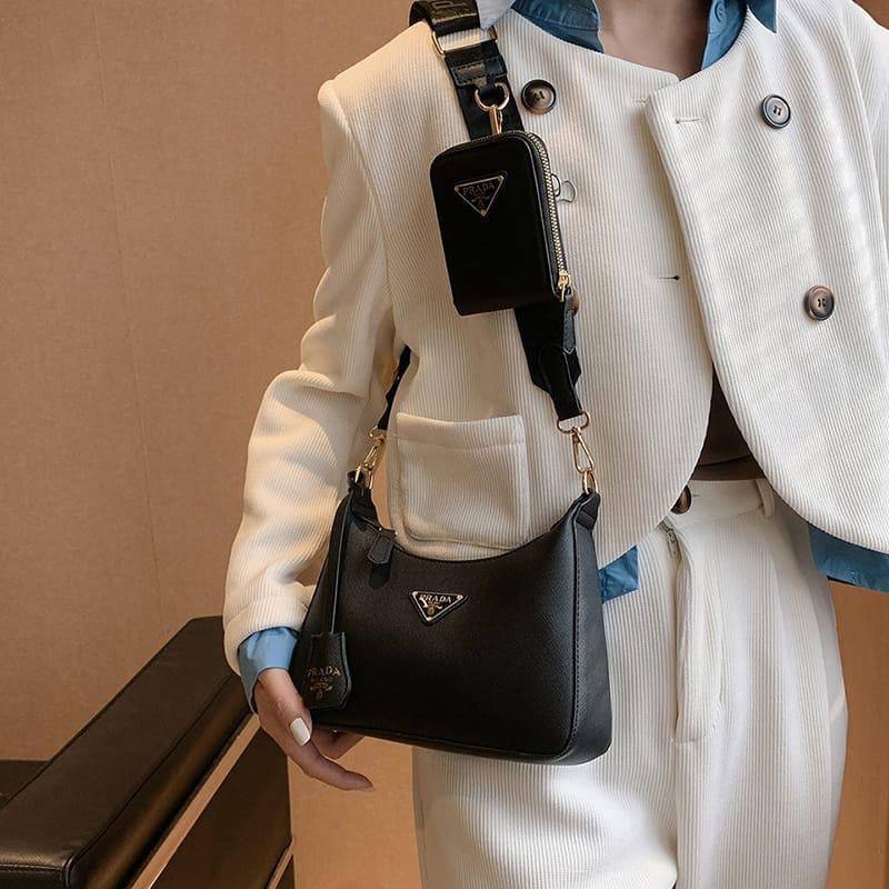 Prada
95 dhs🪙🌨️
SIZE：23CM
Good quality 

with box
🎁🎁🎁

Zain35
♥️♥️♥️