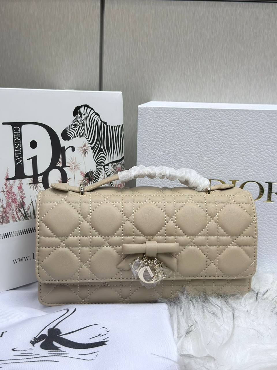 Dior 
Master
size 21x12cm

310 dhs✅

With box
🎁🎁🎁

Zain189
♥️♥️♥️
