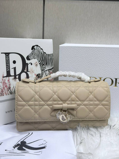 Dior 
Master
size 21x12cm

310 dhs✅

With box
🎁🎁🎁

Zain189
♥️♥️♥️