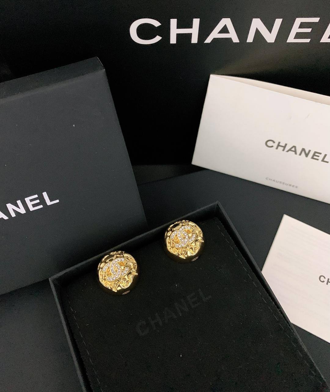 CHANEL*_EARRINGS_

55 dhs❤️💚
         _With_
          *Box* 📦✅

Zain89
♥️♥️♥️