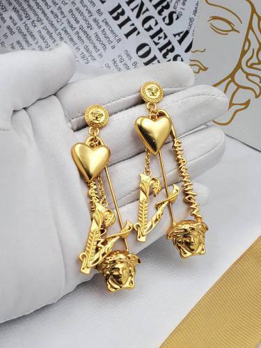 VERSACE ❤️‍🔥*
Earring 🦋
Master quality 💯
With normal boxes 📦 
55 dhs💓

Zain216
♥️♥️♥️