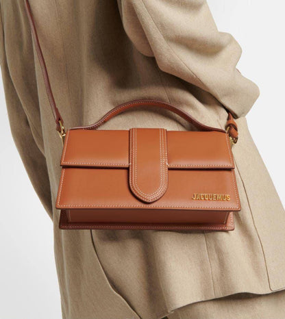 JACQUEMUS 

COPY ONE 

RESTOCK 

WITH BOX 

BIG SIZE  220 DHS……
(Leather)

Zain295
♥️♥️♥️♥️