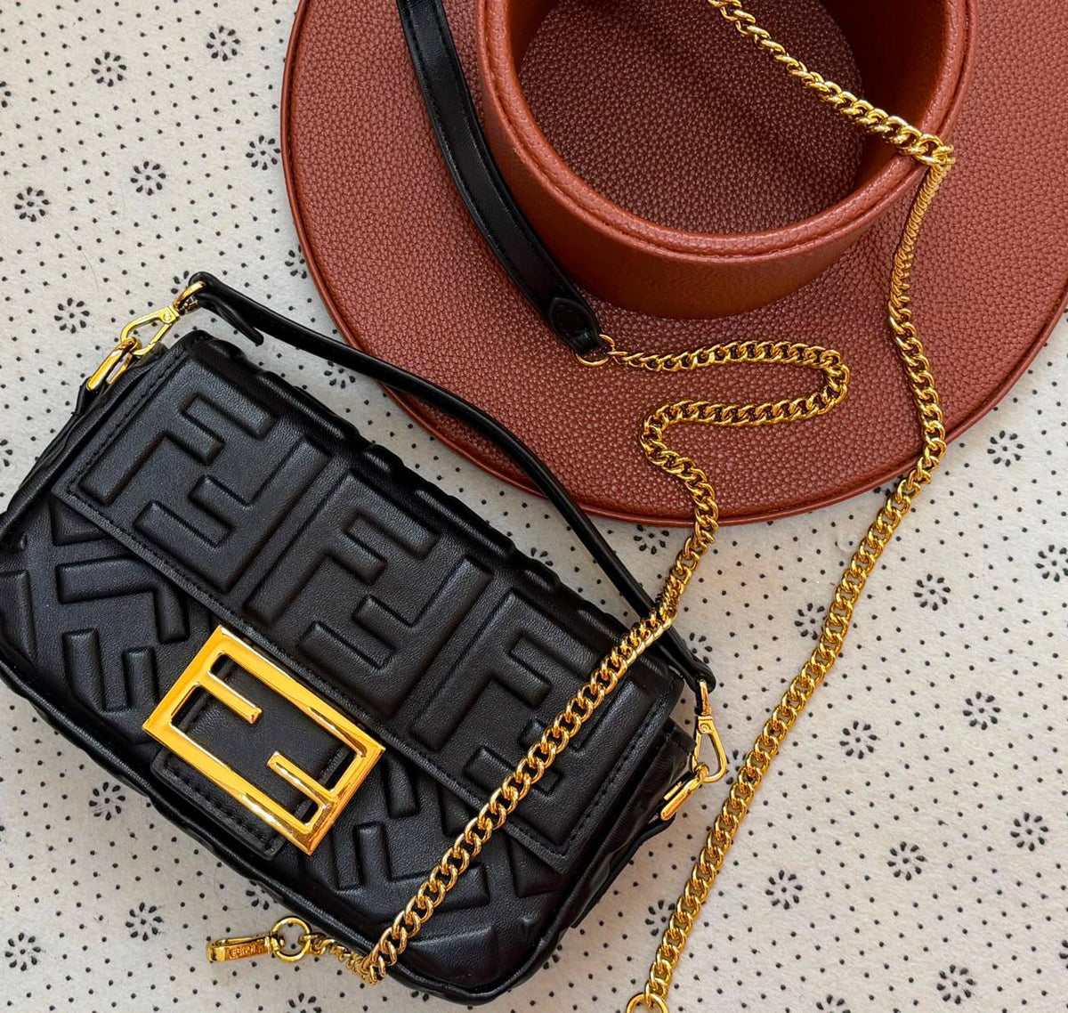 Fendi

Small 220 dhs
 
Big  230 dhs 

Zain134
♥️♥️♥️