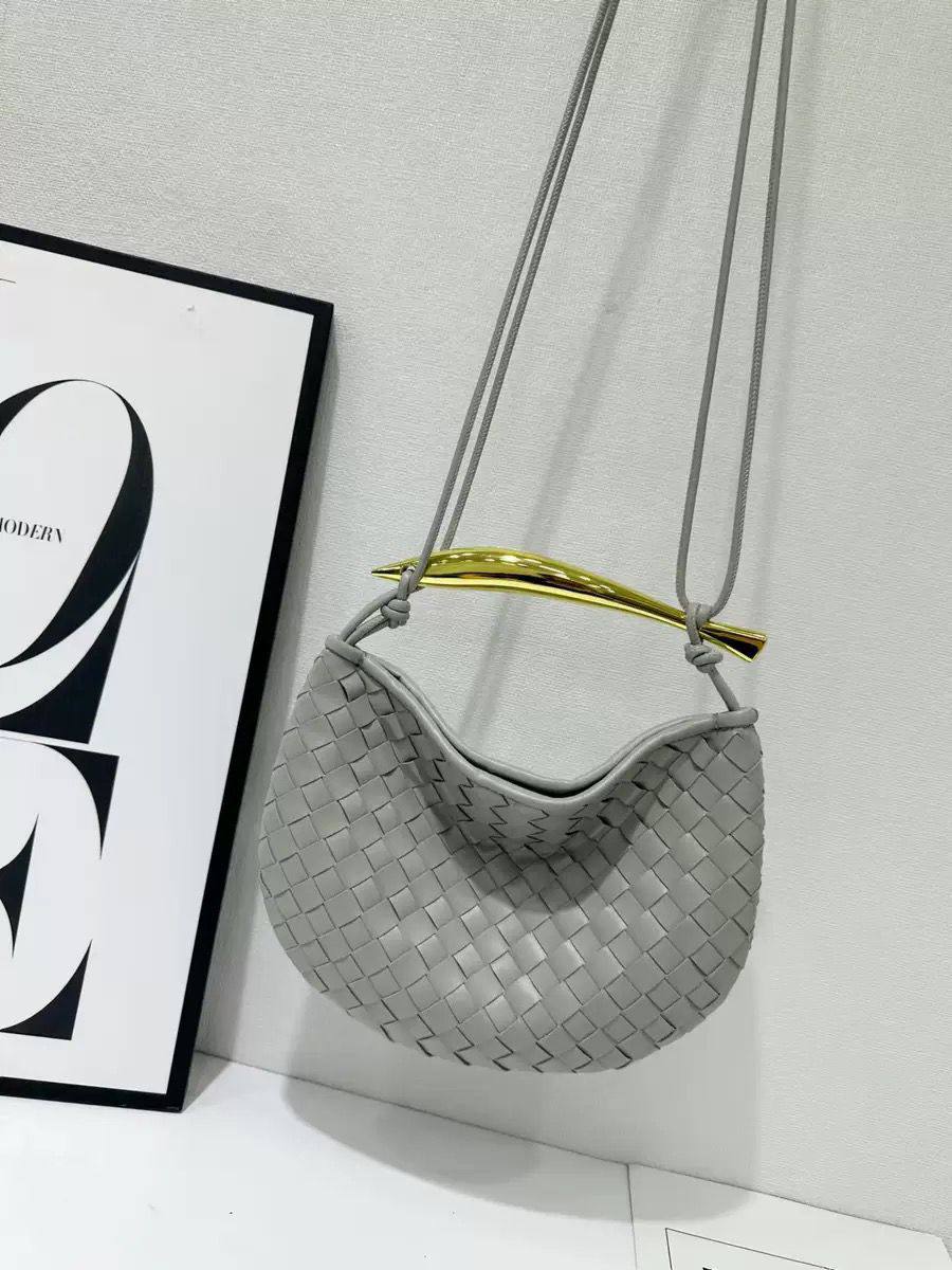 BOTTEGA 
GOOD QUALITY 

WITH BOX 
🎁🎁🎁

120 dhs✅

Zain39
♥️♥️♥️