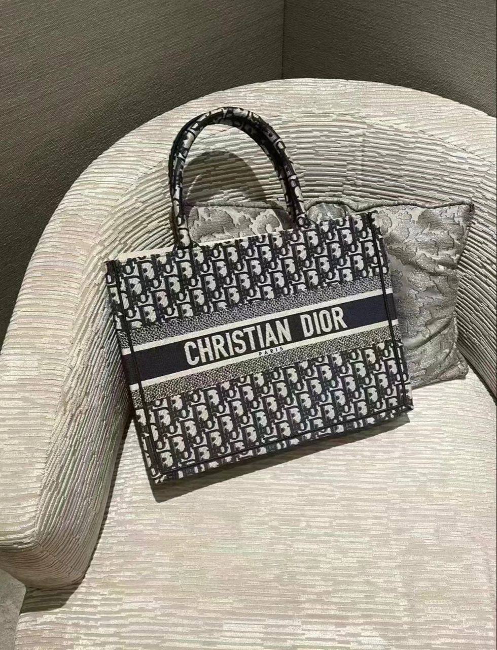 Dior 
110 dhs🪙🌨️
size：36CM-41CM
Good quality

Zain35
Zain26
Zain115
♥️♥️♥️