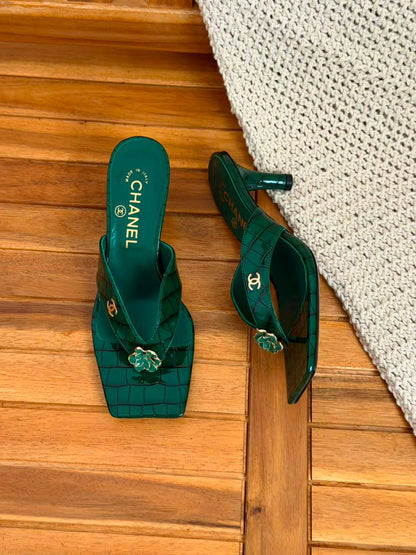 Chanel 
Size 36- 41
_Super master high quality_🪡
450 dhs🇦🇪🇦🇪

Zain176
♥️♥️♥️