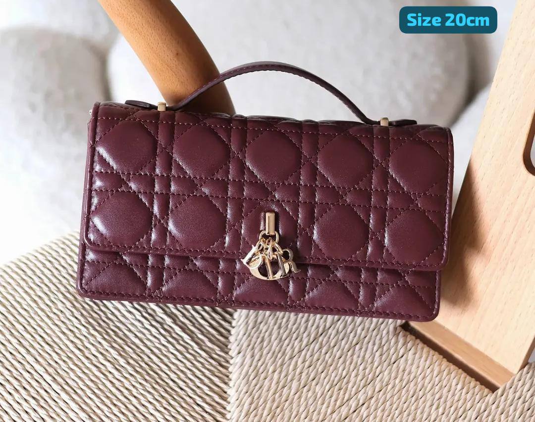 Dior
Best quality 

with box’s 
🎁🎁🎁

110 dhs🪙💕
size 21cm

Zain158
♥️♥️♥️