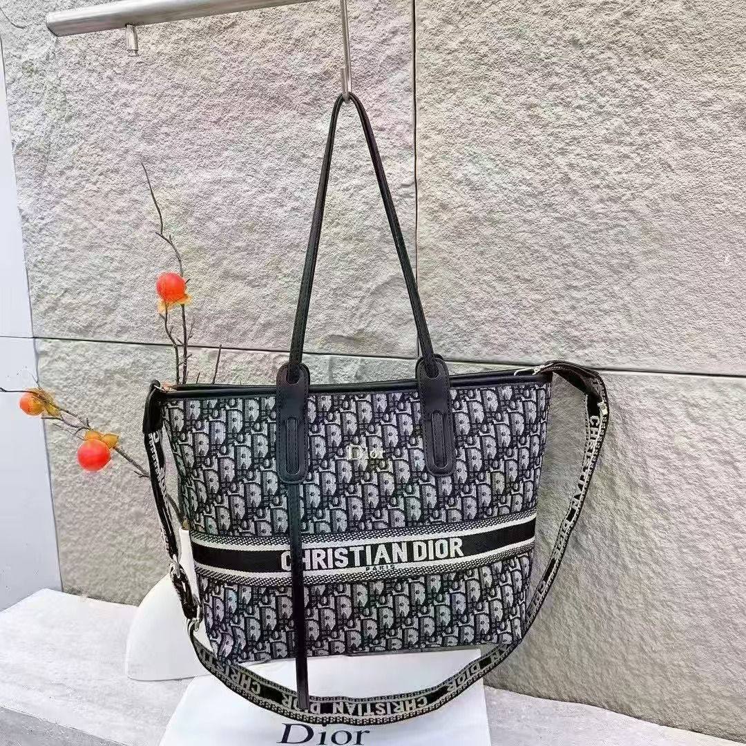 CHRISTIAN LADY DIOR
ᴍᴀᴛᴛᴇ ʟᴇᴀᴛʜᴇʀ ᴍᴀᴛᴇʀɪᴀʟ
ᴡɪᴛʜ ʟᴏɴɢ ʙᴇʟᴛ sᴛʀᴀᴘ
sɪᴢᴇ : 20 cm

65 dhs✅

Zain31
♥️♥️♥️