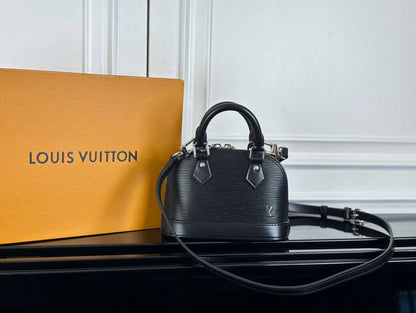 LV
 NEW CAME MINI SIZE 
WITH BOX 
🎁🎁🎁

90 dhs👑
SIZE : 18cm

Zain39
♥️♥️♥️
