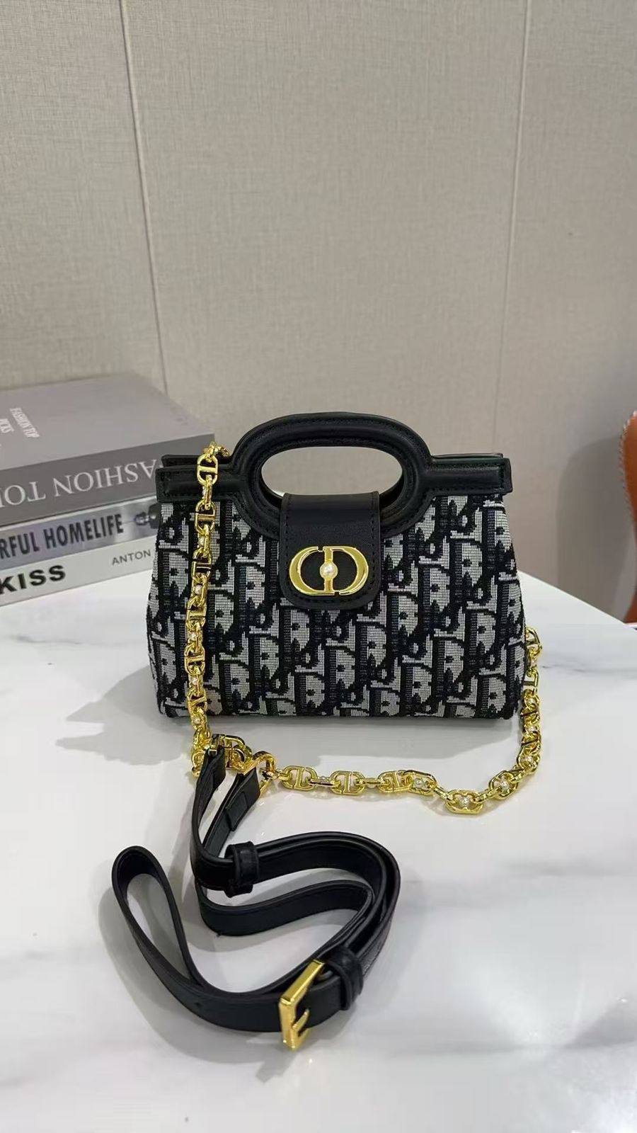 Dior

105 dhs❣️

with box 
🎁🎁🎁

20/14/8

Zain07
♥️♥️♥️