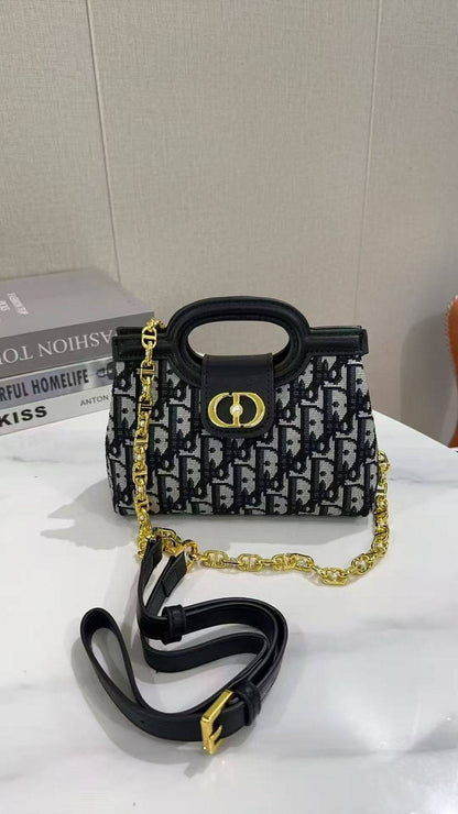 Dior

105 dhs❣️

with box 
🎁🎁🎁

20/14/8

Zain07
♥️♥️♥️