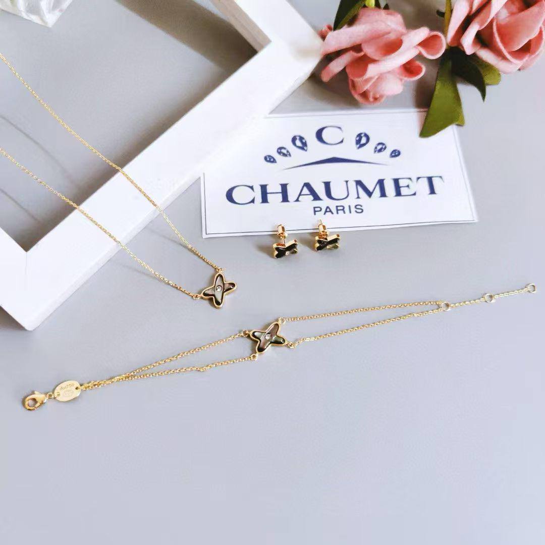 CHAUMET SET❤️‍🔥*
Necklace 🐦‍🔥
Earring🍁
Bracelet ✨
Master quality 💯
With normal boxes 📦 
130 dhs❣️
With master box 🗃️ 
220 dhs❣️

Zain216
♥️♥️♥️