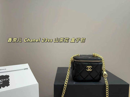 Chanel Makeup Style

95 dhs🪙💕
small size:12*11*7.5

100 dhs🪙💕
big size：17.5*8.5*11

with box
🎁🎁🎁
Very good quality

Zain07
♥️♥️♥️