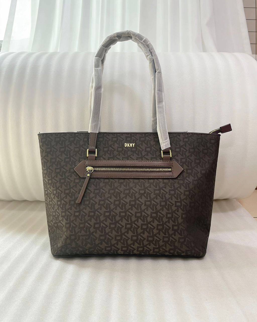 DKNY
100 dhs👑
SIZE：42cm
Good quality and big capacity

Zain35
♥️♥️♥️