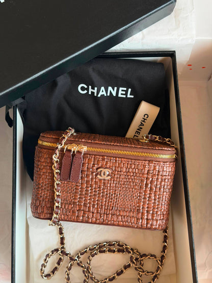 Chanel
𝐕𝐚𝐧𝐢𝐭𝐲 𝐁𝐚𝐠 𝐖𝐢𝐭𝐡 𝐂𝐡𝐚𝐢𝐧 
950 dhs✅

ETAG4
♥️♥️♥️