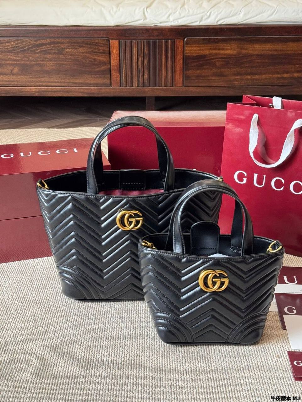 Gucci

small19cm  
with box   
🎁🎁🎁

big28cm
no box
115 dhs🪙🌨️

Zain04
♥️♥️♥️