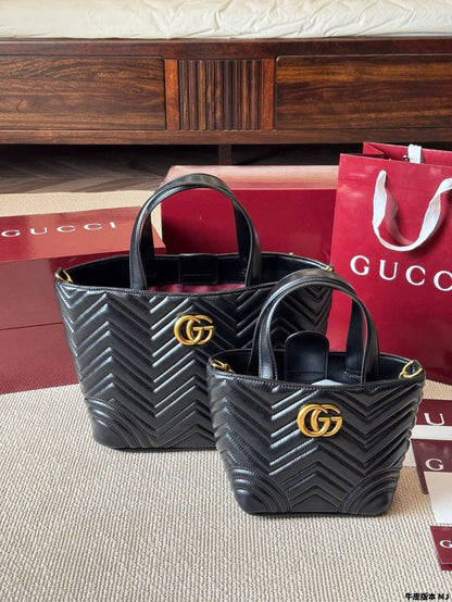 Gucci

small19cm  
with box   
🎁🎁🎁

big28cm
no box
115 dhs🪙🌨️

Zain04
♥️♥️♥️