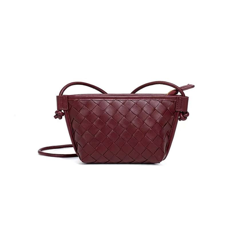 BOTTEGA 
60 dhs💓
Size 19*15

Zain161
♥️♥️♥️
