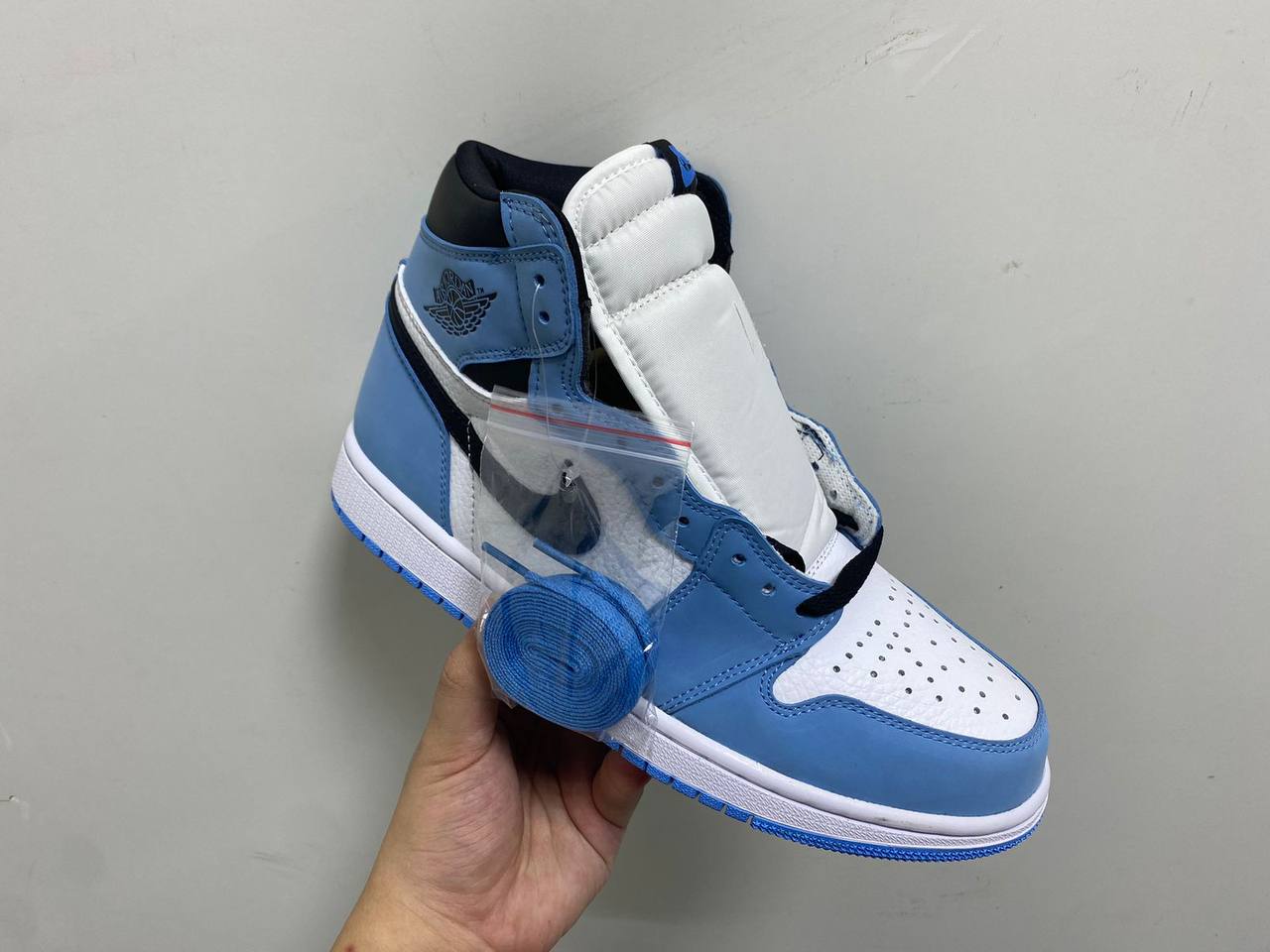 JORDAN 1 RETRO HIGH ‘WHITE UNIVERSITY BLUE BLACK’💙🤍
36-45 AVAILABLE 🤩
210 dhs🪙💚

Zain242
♥️♥️♥️