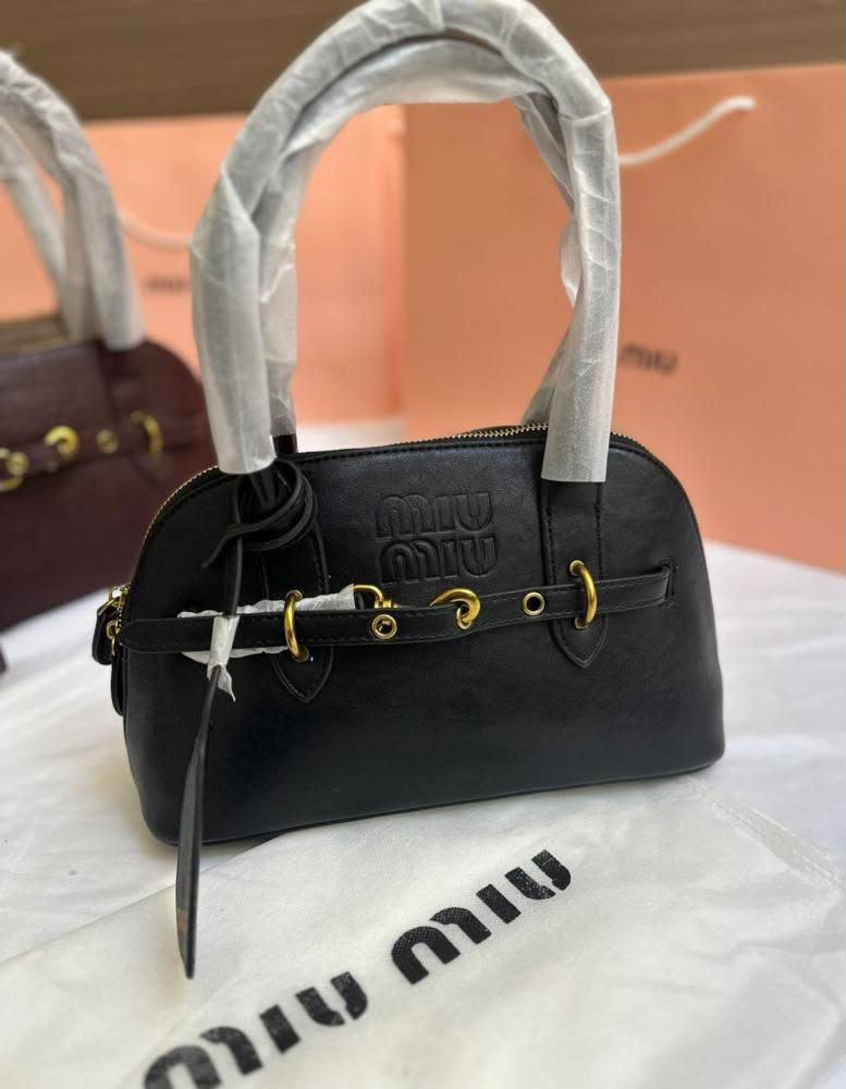 Miu Miu
90 dhs✅
With box
Size22cm

Zain219
♥️♥️♥️