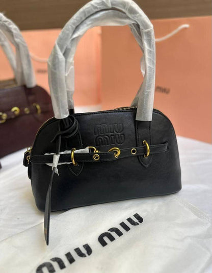 Miu Miu
90 dhs✅
With box
Size22cm

Zain219
♥️♥️♥️