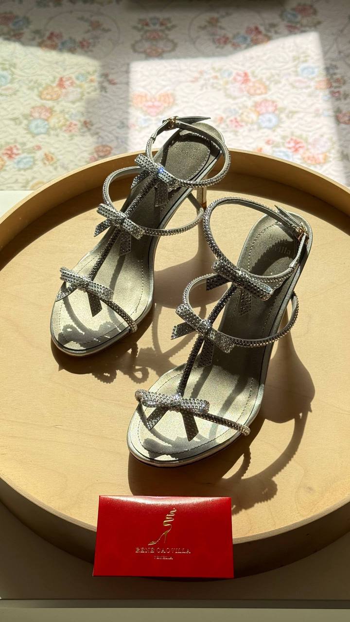 RENE CAOVILLA
Master quality 
Size: 36 to 41
450 dhs🖤

Zain318
♥️♥️♥️