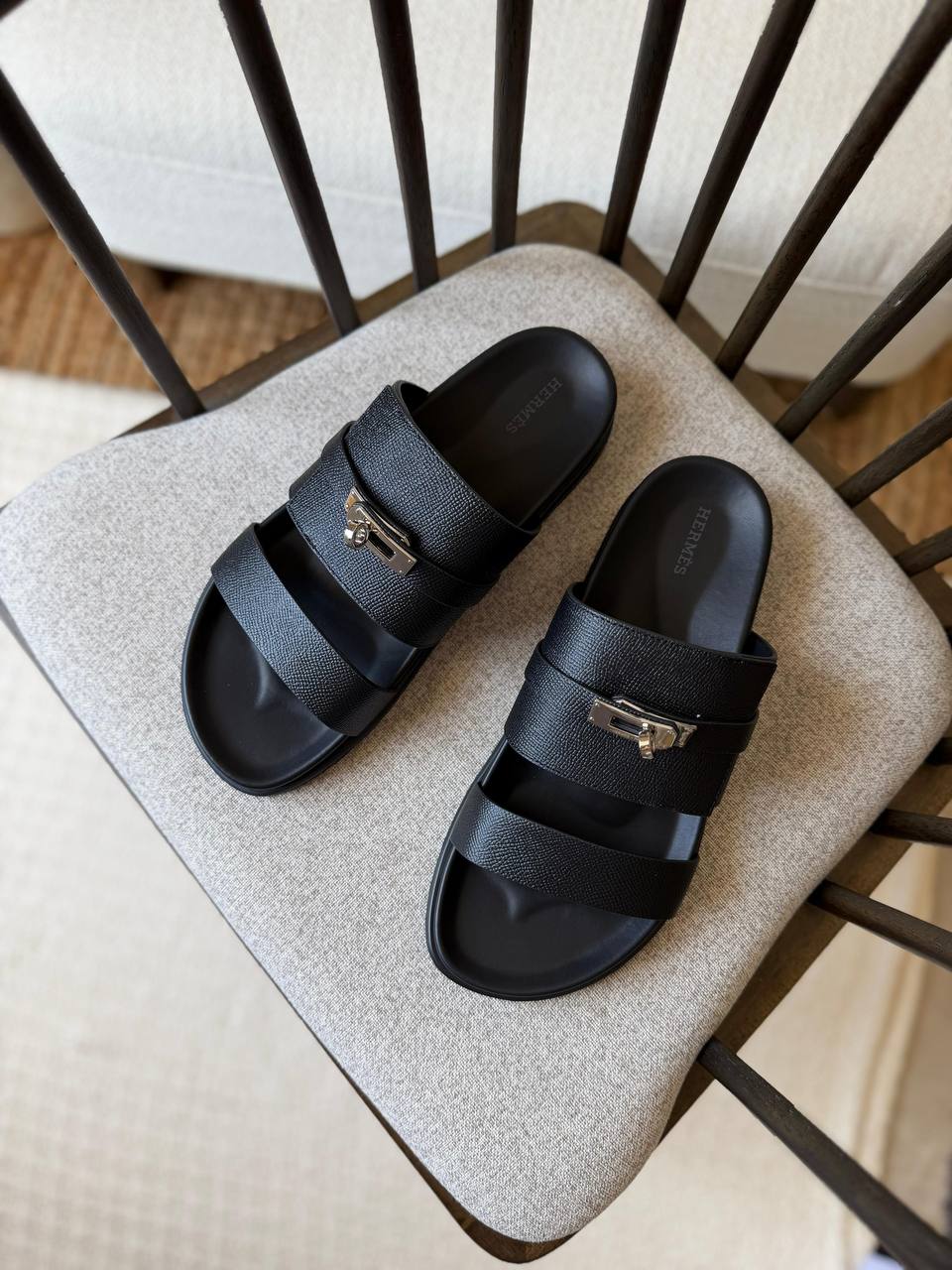 HERMES SLIPPER
*AAA QUALITY*
*size: 40 to 47*
450 dhs✅

Zain185
♥️♥️♥️
