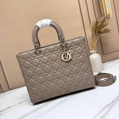Dior
Master🌺🌺
380 dhs💛

Zain153
♥️♥️♥️