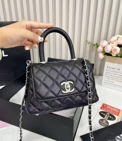 CHANEL 
 GOOD QUALITY WITH MAGNETS BOX 🎁
110 dhs✅

Zain295
♥️♥️♥️