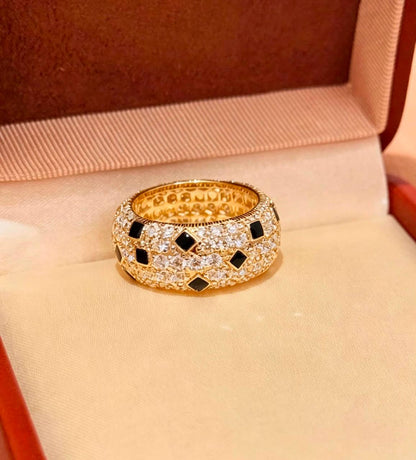 Cartier ❤️‍🔥
Ring 💍 available size👇
6,7,8
Master quality 💯
With normal boxes 🗃️ 
80 DHS🇦🇪🇦🇪
With master box 📦 
110DHS🇦🇪🇦🇪

Zain216
♥️♥️♥️