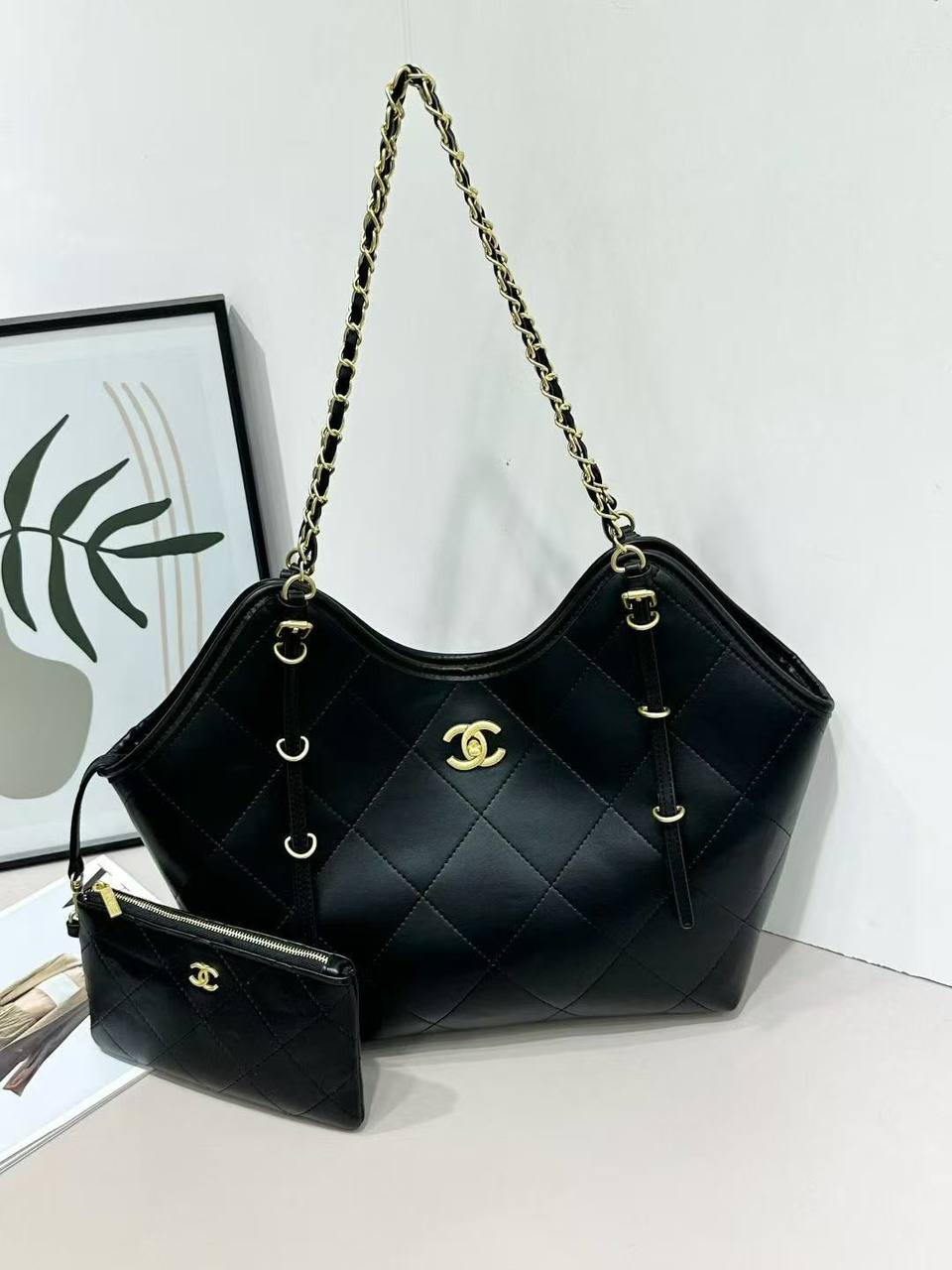 CHANEL 
SIZE  ………31CM🥰
100 dhs🇦🇪

Zain44
♥️♥️♥️